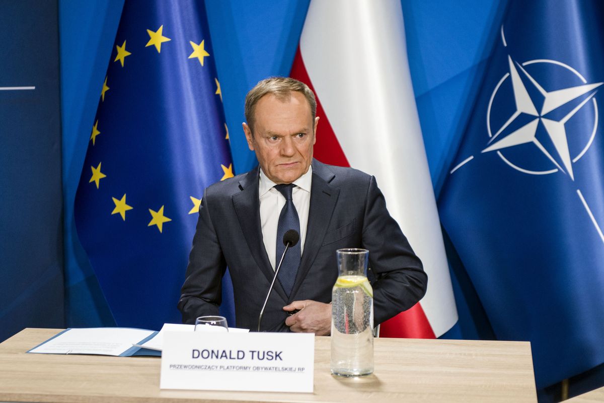 Donald Tusk podczas spotkania z byłymi prezydentami i ministrami obrony i spraw zagranicznych 