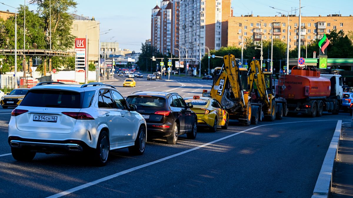 RUSSIA, MOSCOW - JUNE 30: A view of long queues of cars forming at fuel stations amid widespread fuel restrictions in Moscow, Russia on June 30, 2026. Fuel sales restrictions have been introduced in more than 40 regions across Russia as the government considers additional measures, including a possible ban on diesel exports, to address domestic supply shortages. In Moscow, Kursk and Bryansk, fuel sales are limited to vehicle fuel tanks, while purchases using portable containers such as jerry cans are not allowed. Shortages have mainly affected AI-92 and AI-95 gasoline grades, while diesel fuel remains more readily available. (Photo by Sefa Karacan/Anadolu via Getty Images)
