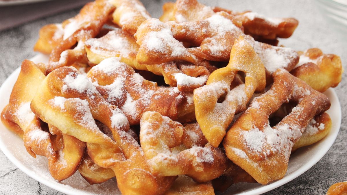 Faworki bez grama tłuszczu są hitem karnawału. Zrobisz je z dwóch składników