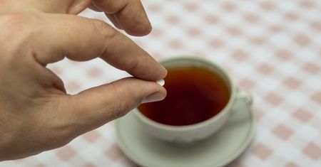 Ludzie piją je litrami. Najbardziej rakotwórcze napoje według WHO