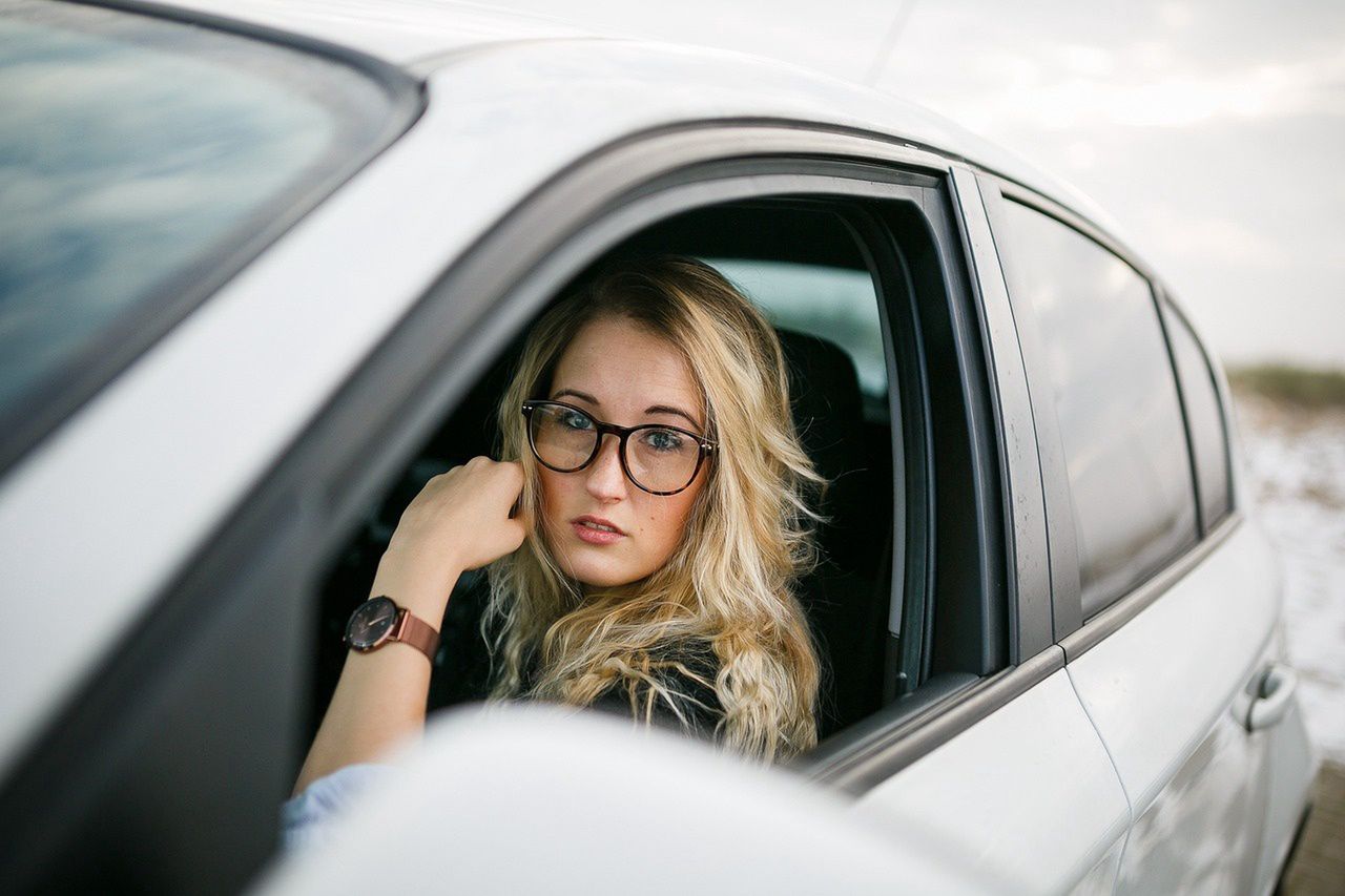 Okulary czy soczewki? Odpowiedź znajduje się w naszym prawie jazdy