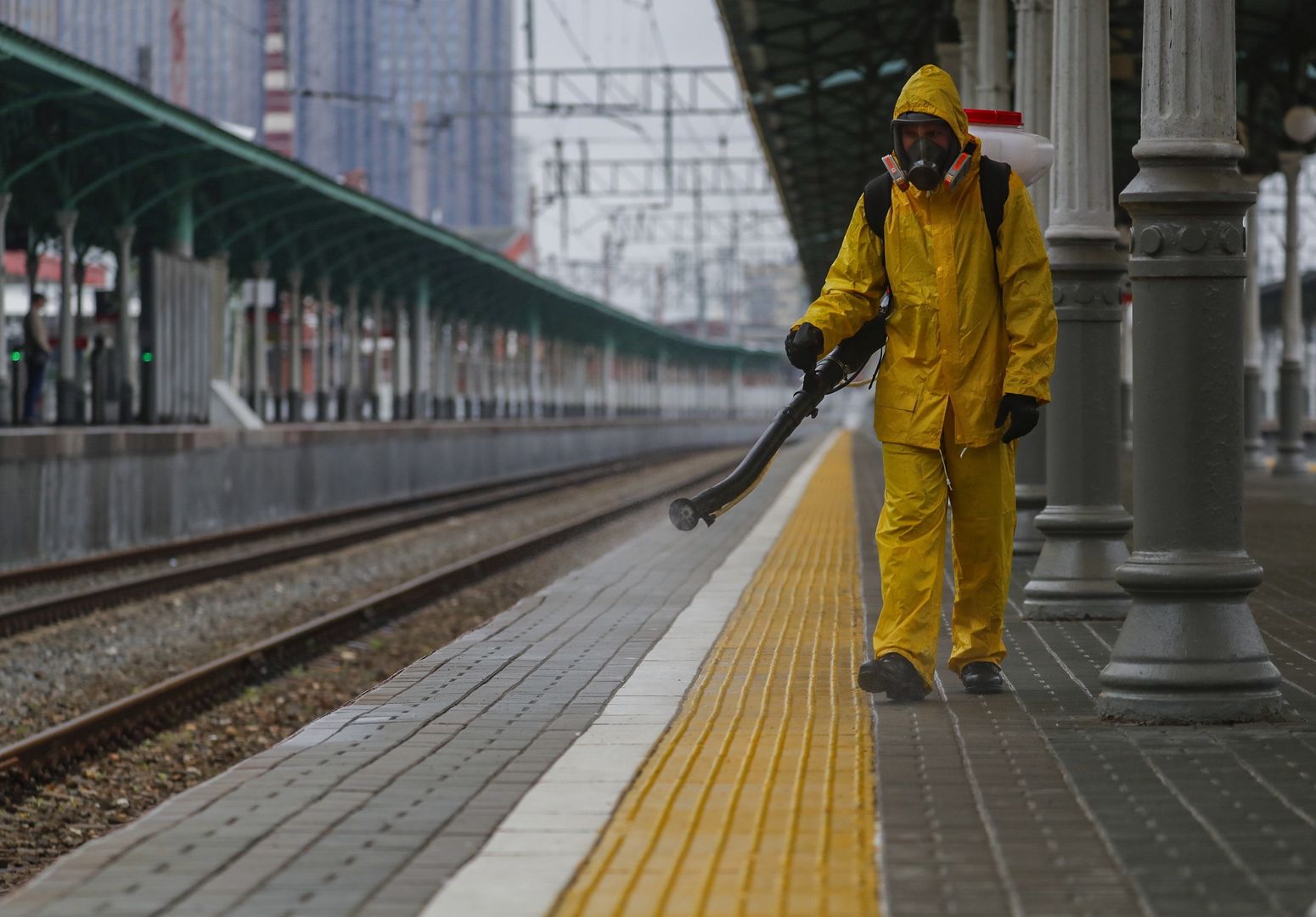 epa09261738 Russian Emergency Situations Ministry worker sanitises Belorussky railway station as part of the campaign to prevent the spread of the SARS-CoV-2 coronavirus which causes the COVID-19 disease in Moscow, Russia, 11 June 2020. For the first time since February, more than 12 thousand cases of COVID-19 have been identified in Russia.  EPA/SERGEI ILNITSKY Dostawca: PAP/EPA.