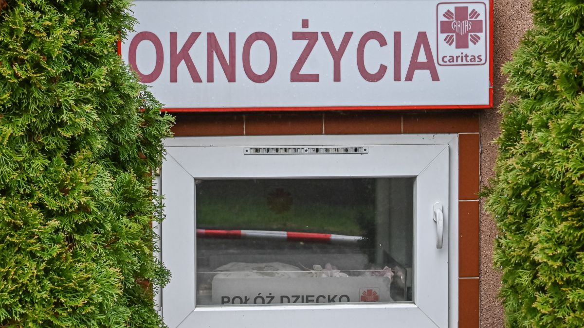 Chłopiec w oknie życia w Częstochowie