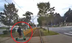 Nie usłyszał nadjeżdżającego tramwaju? Mrożące krew w żyłach nagranie ze Szczecina