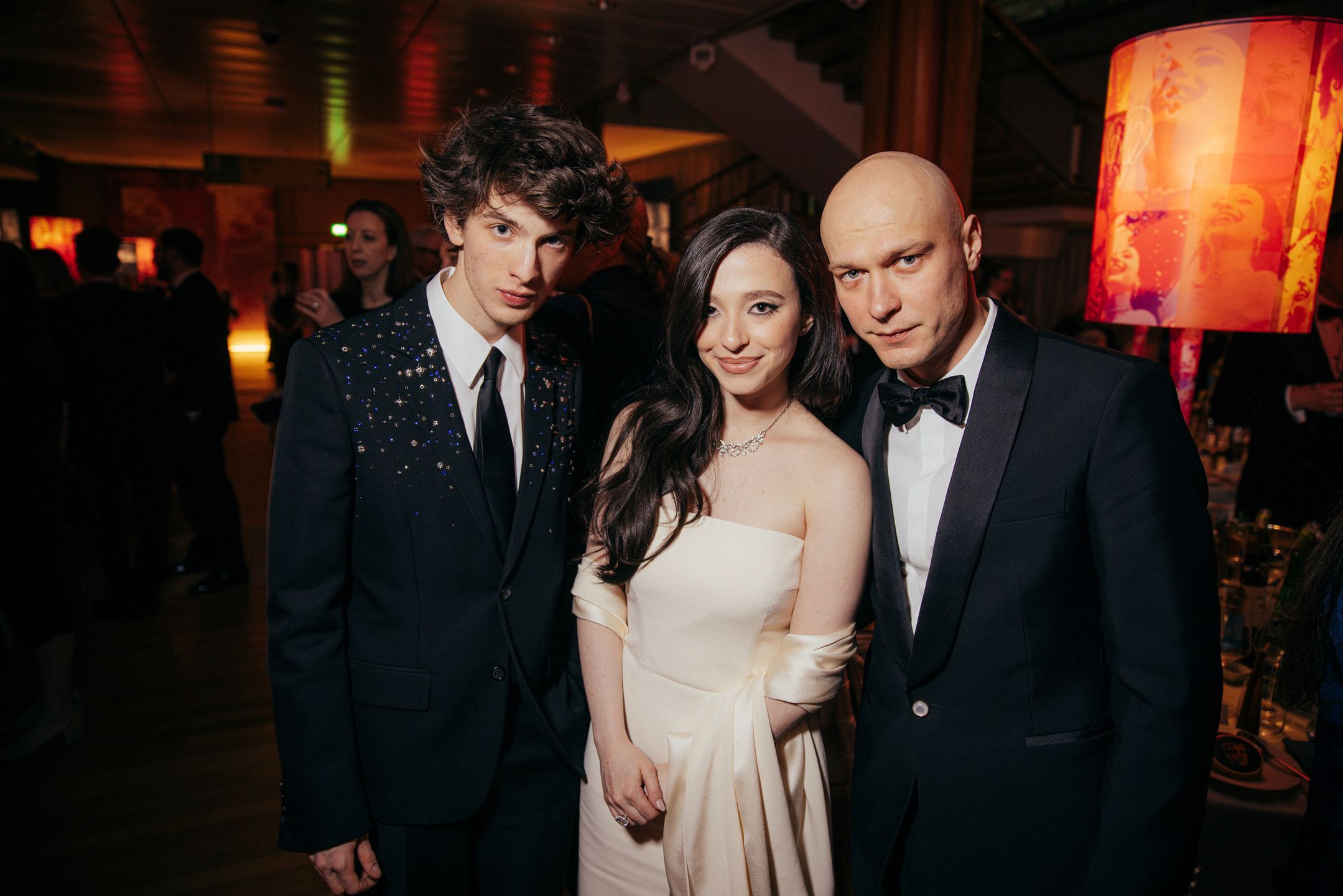 Mark Eydelshteyn, Mikey Madison  Yura Borisov na gali BAFTA