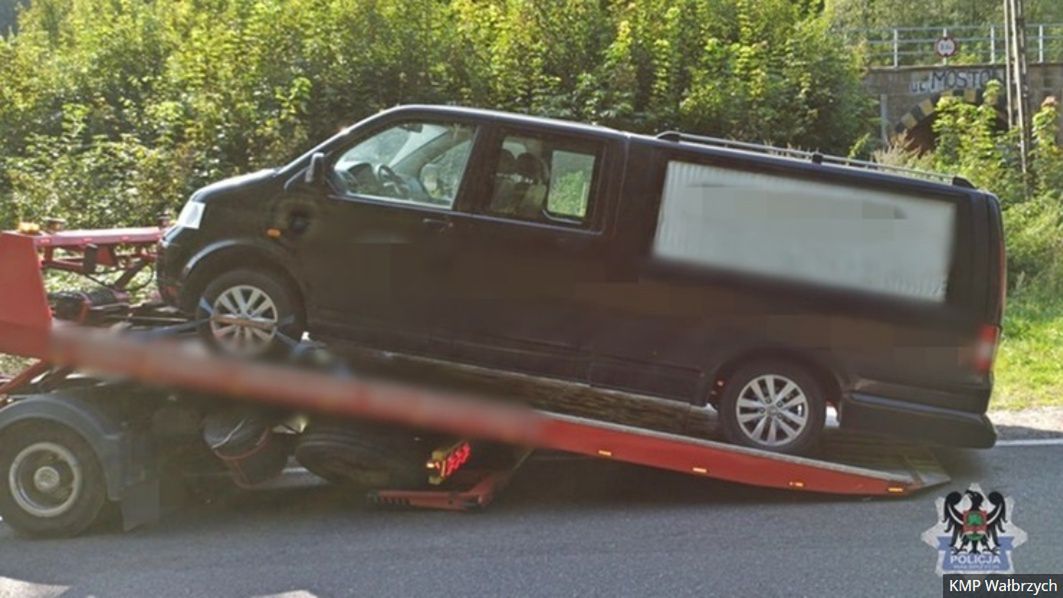 Skandaliczne zachowanie kierowcy karawanu. Nie wiedział, że policja go widzi