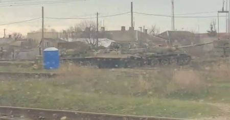 Militarny złom Rosjan. Partyzanci nagrali transport 50-letnich czołgów na Krymie