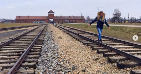 Zdjęcia na torach do Auschwitz. Muzeum stawia zwiedzających przed sądem internetu