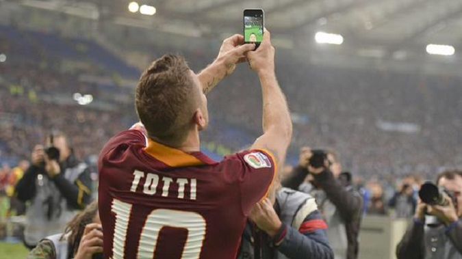 Selfie roku? Piłkarz strzela gola i robi sobie zdjęcie z kibicami! 1