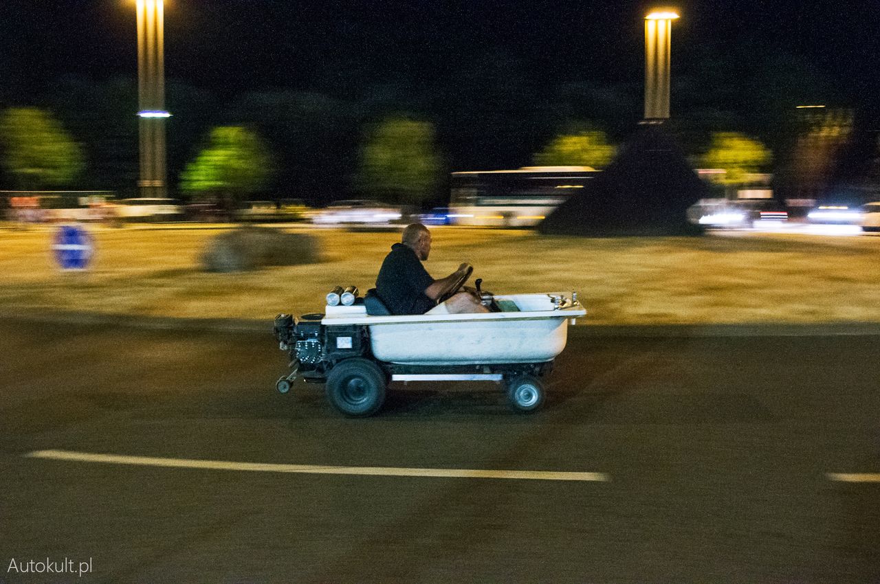 24 h Le Mans 2017 - facet jeżdżący w wannie po rondzie przed jednym z wyjść z toru