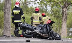 Wypadek pod Kętrzynem. Motorowerzysta zginął na miejscu. Nie miał kasku