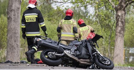 Wypadek pod Kętrzynem. Motorowerzysta zginął na miejscu. Nie miał kasku