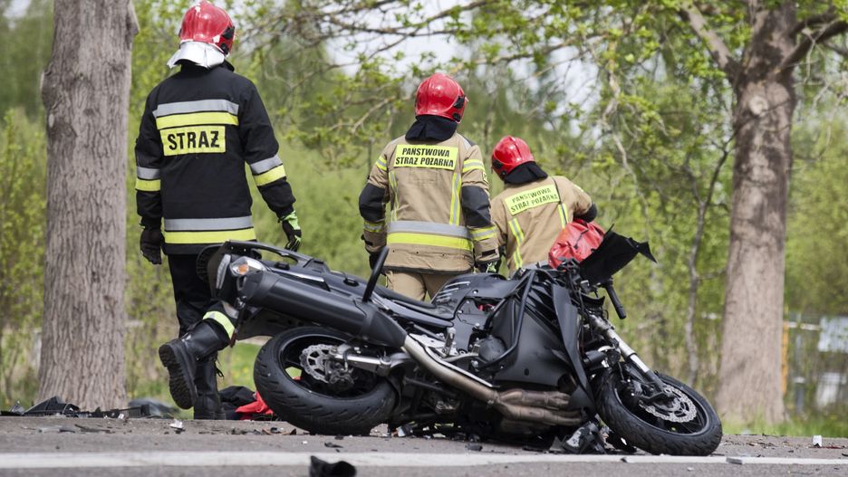 Wypadek pod Kętrzynem. Motorowerzysta zginął na miejscu. Nie miał kasku (zdjęcie ilustracyjne)