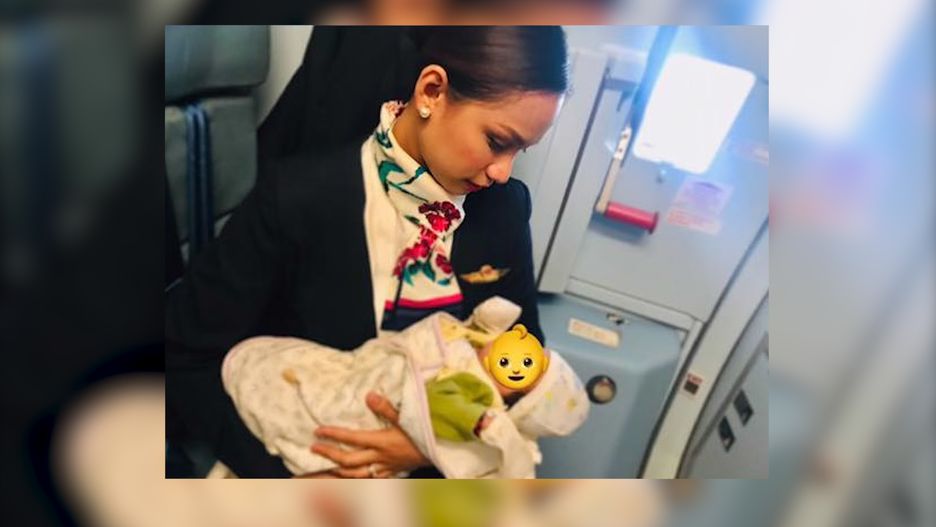 Stewardessa nakarmiła piersią dziecko pasażerki