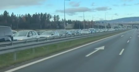 Tam ruszyli Polacy. Auto za autem. Aż zaczął nagrywać