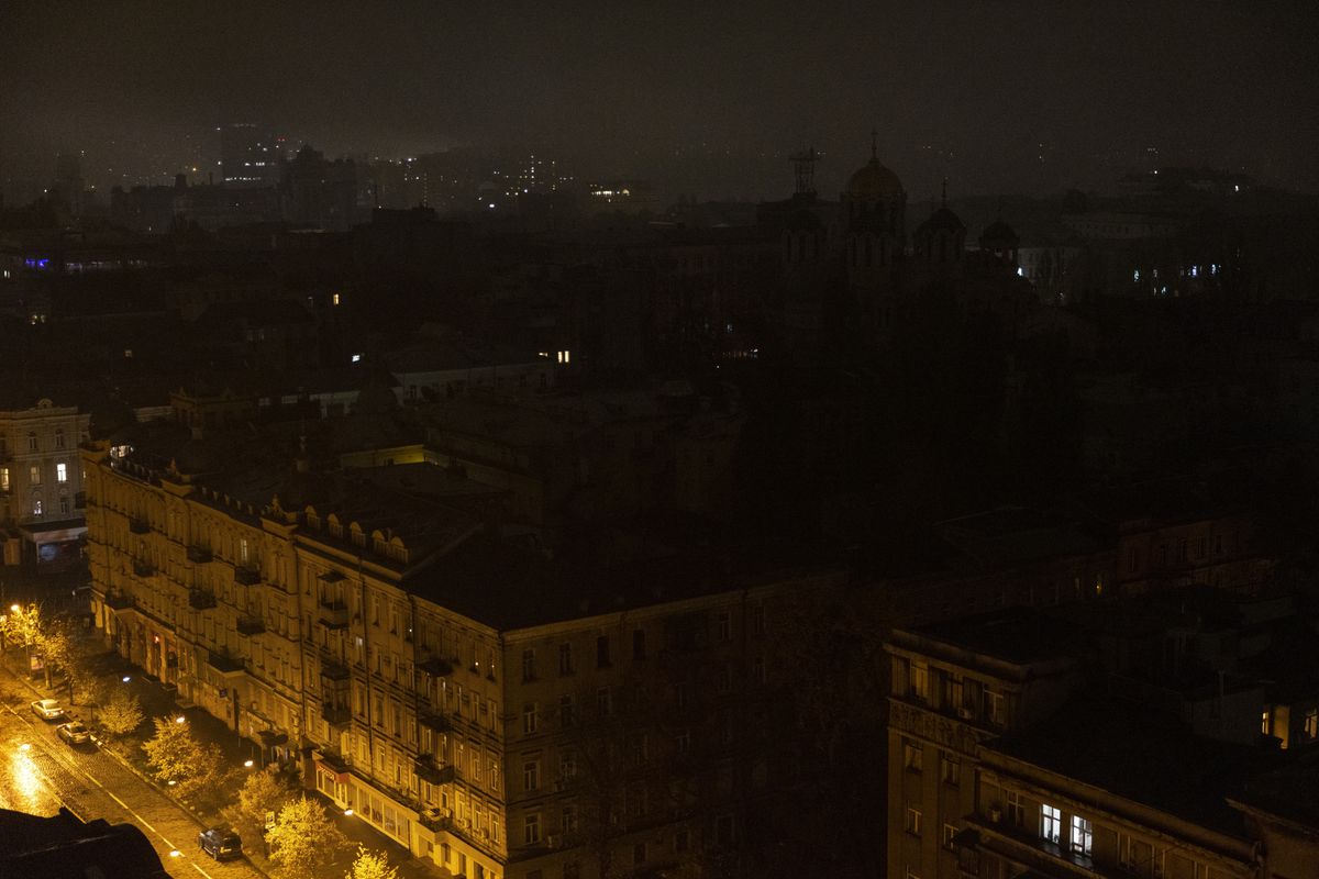 W nocy 25 października w Kijowie wciąż można się było w niektórych miejscach cieszyć z dostępu do energii elektrycznej, jednak wkrótce mogą nadejść trudniejsze chwile 