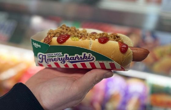 Żabka w kampanii promuje nowość