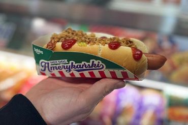 Żabka kampanią promuje hot-dogi