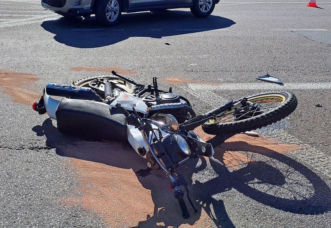 Zakręcie: Poważny wypadek z udziałem motocyklisty. Mężczyzna trafił do szpitala