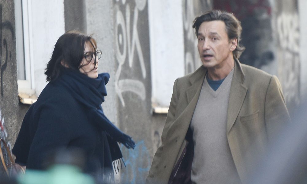 Ilona Felicjańska i Paul Montana gawędzą z POLICJANTEM pod sklepem spożywczym