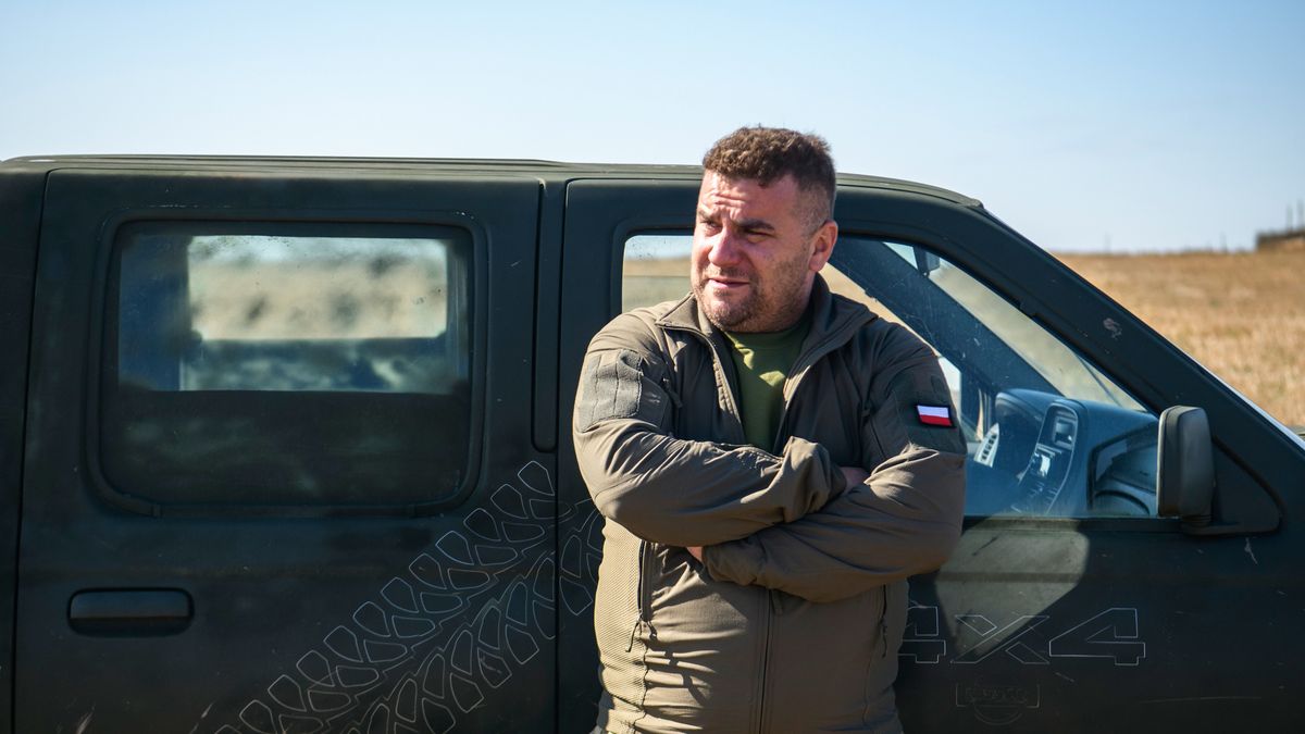 olontariusz Exen
Odessa, Ukraina, 10.10.2023. Polski wolontariusz Exen przekazuje pojazd dla Si� Zbrojnych Ukrainy �o�nierzam jednostki antydronowej 160. brygady Rakietowej Obrony Powietrznej Si� Powietrznych Si� Zbrojnych Ukrainy w pobli�u Odessy, 