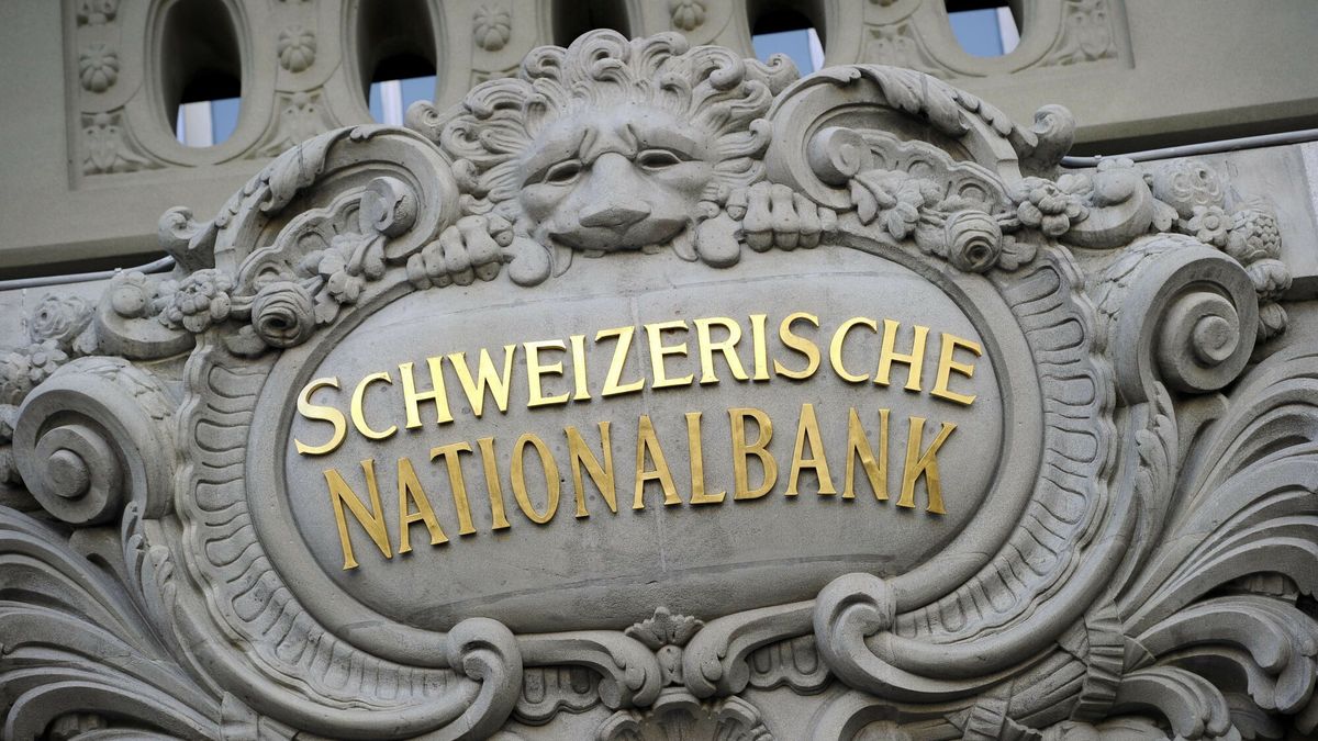 arch
The sign of the Swiss National Bank is seen on their headquarters on June 16, 2011 in Bern. The Swiss central bank stepped into the market on Wednesday, injecting 80 billion francs ($101 billion, 89 billion euros) in liquidity, but failed to stem the currency's rise against the euro and the dollar.  At 0723 GMT the safe haven currency was up 1.17 percent against the dollar, trading at 0.7867 francs per dollar, and had risen 1.57 percent against the euro, trading at 1.1285 francs. 
 AFP PHOTO / FABRICE COFFRINI
FABRICE COFFRINI