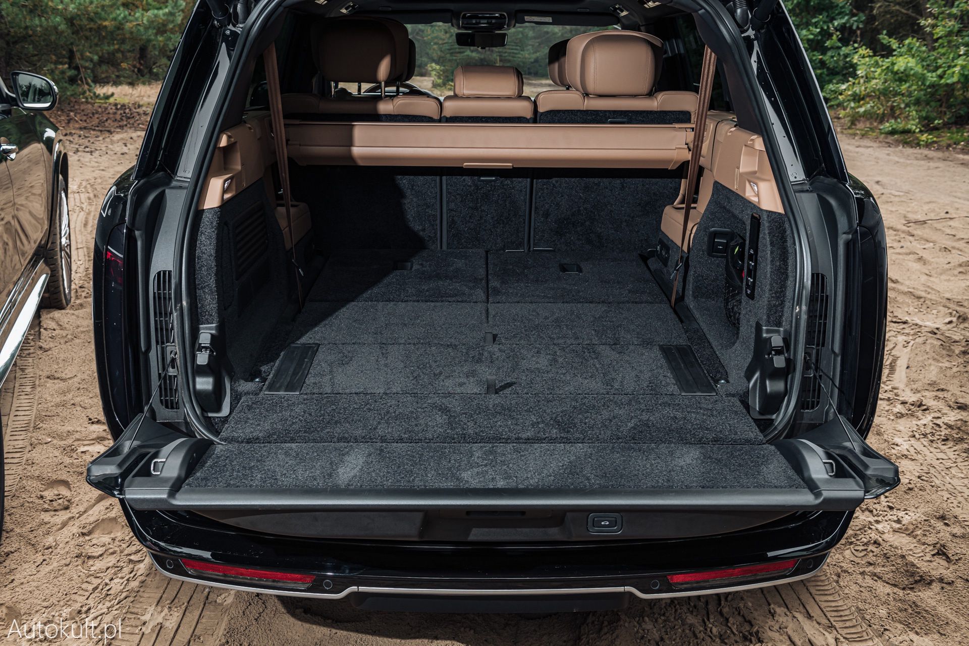 Range Rover (2022) vs Bentley Bentayga S (2022) vs Mercedes-Maybach GLS 600 (2022)
