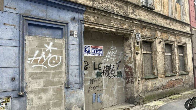 Okazała kamienica jest mocno zdewastowana