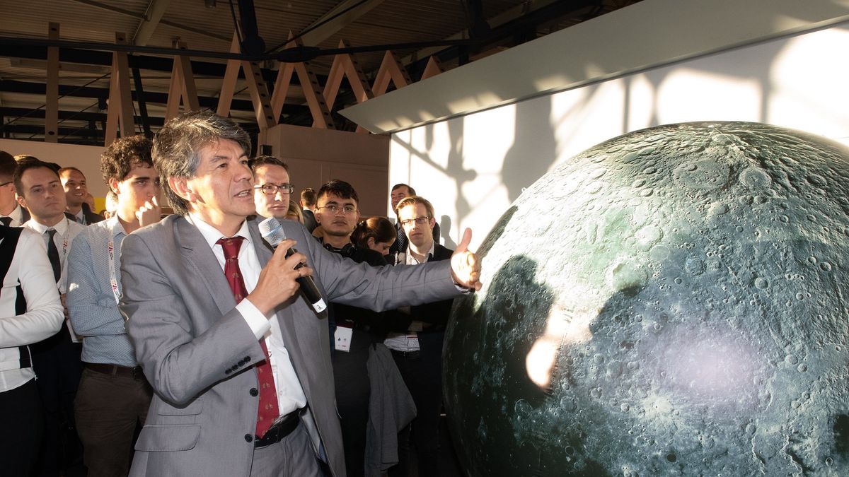 Bernard Foing był głównym naukowcem w projekcie SMART-1, czyli pierwszej europejskiej misji na Księżyc