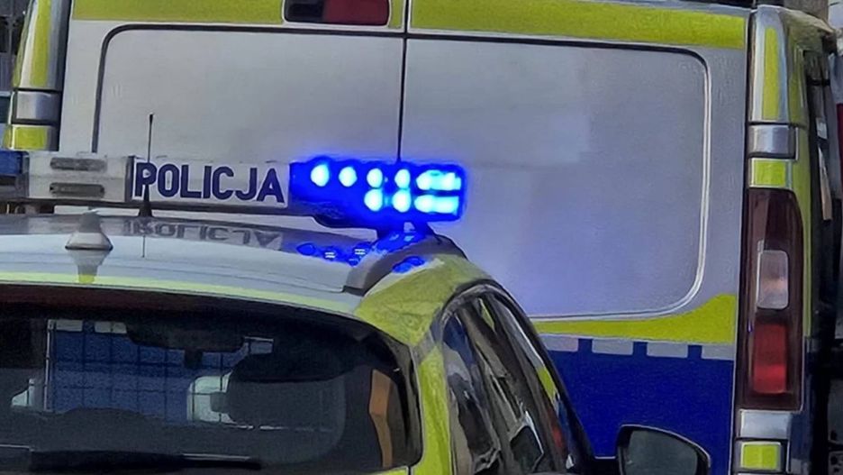 Wieczorny pościg ulicami miasta. 