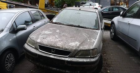 Rdzewieją, szpecą i blokują miejsca parkingowe. Kolejne wraki znikają z lubelskich ulic
