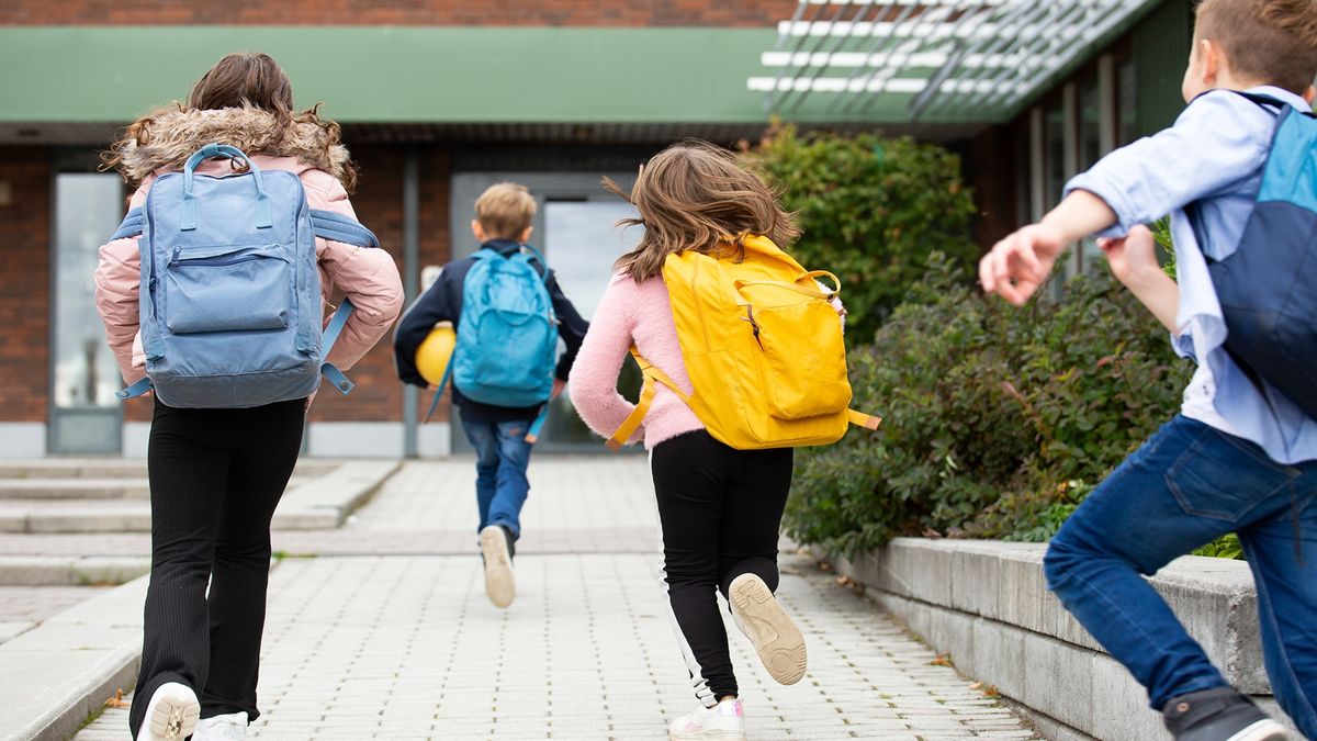 Dzieci biegną do szkoły 