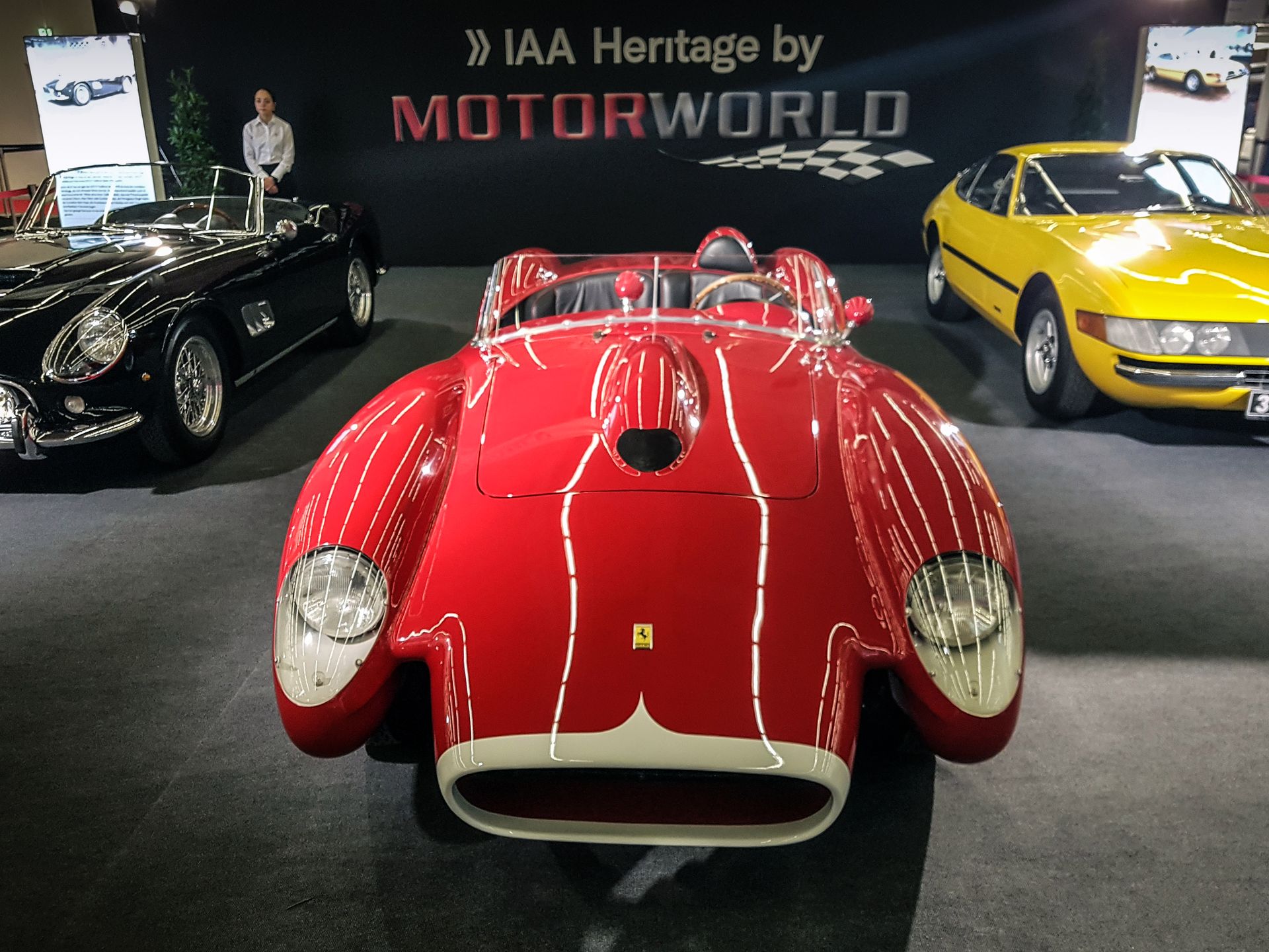 Ferrari 250 Testa Rossa Scaglietti w towarzystwie dwóch innych historycznych gigantów z Cavallino Rampante na maskach.
