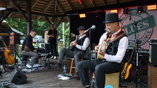 Blues w Leśniczówce niezmiennie popularny. Za nami pierwszy dzień imprezy