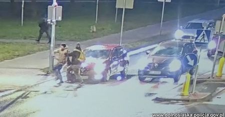 Wjechał w pieszych na przejściu. Jeden odskoczył, drugi trafił do szpitala