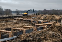 Ogromny plac budowy. Walczą i kopią okopy