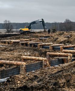 Ogromny plac budowy. Walczą i kopią okopy