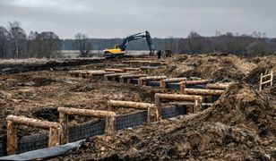 Ogromny plac budowy. Walczą i kopią okopy