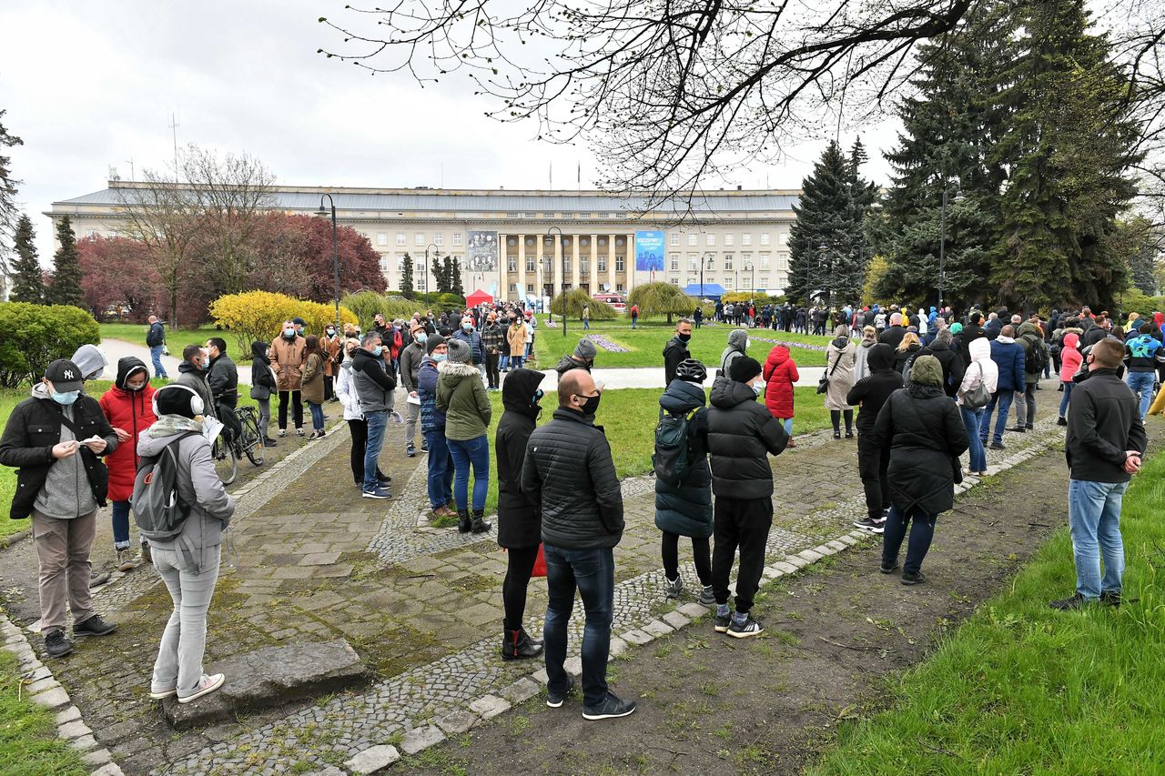 Mobilny punkt szczepień. Setki chętnych. Tak to wyglądało we Wrocławiu