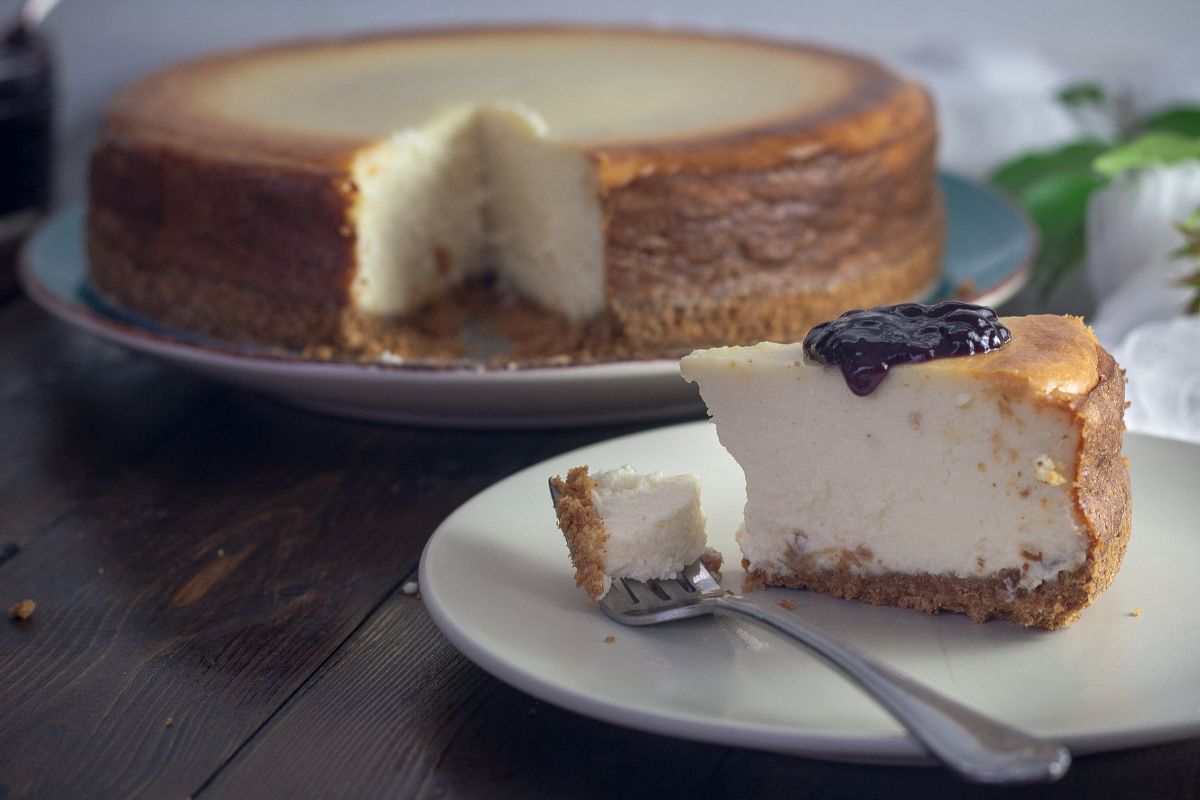 The best curd cheese for cheesecake and cake will melt in your mouth.