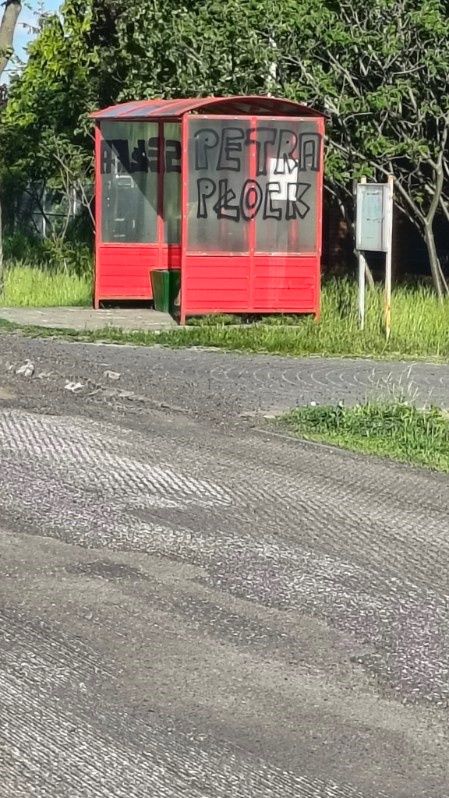 Zniszczone wiaty autobusowe 