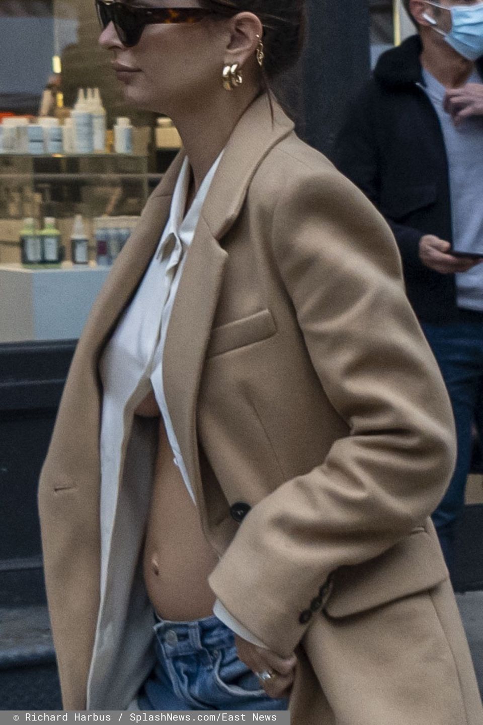 Emily Ratajkowski spaceruje po Nowym Jorku eksponując brzuszek