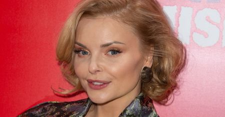 Pojawiła się wśród gwiazd Hollywood. Na jej twarzy można dostrzec dziwną ozdobę