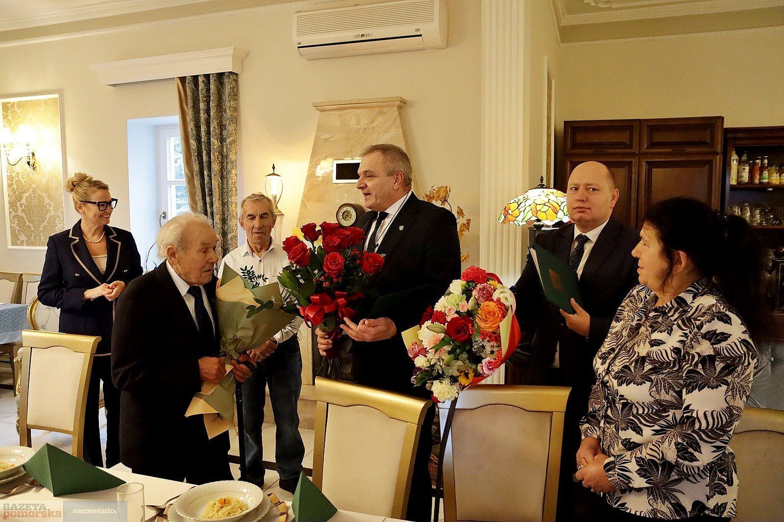 Tak przebiegała uroczystość 100. urodzin Stanisława Szafrańskiego z Ostrowitka w gminie Lipno, 25 listopada 2025 roku.