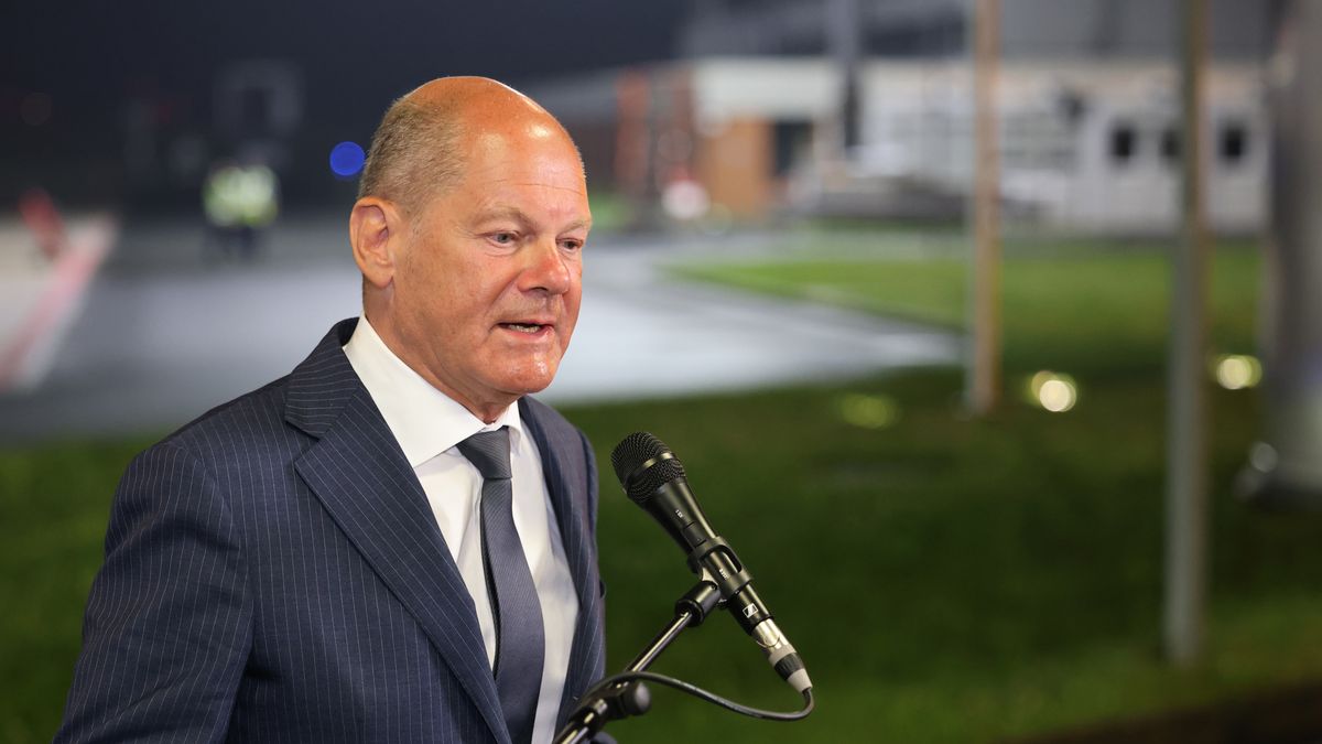 COLOGNE, GERMANY - AUGUST 2: German Chancellor Olaf Scholz (SPD) speaks to the media after meeting with released prisoners at Cologne Bonn Airport on August 2, 2024 in Cologne, Germany. A total of two dozen people were reported to be exchanged between the U.S. and Russia today, including Wall Street Journal reporter Evan Gershkovich, U.S. Marine veteran Paul Whelan, Russian-American radio journalist Alsu Kurmasheva and convicted Russian assassin Vadim Krasikov. The prisoner swap involved multiple aircraft and multiple countries. (Photo by Christoph Reichwein - Pool/Getty Images)