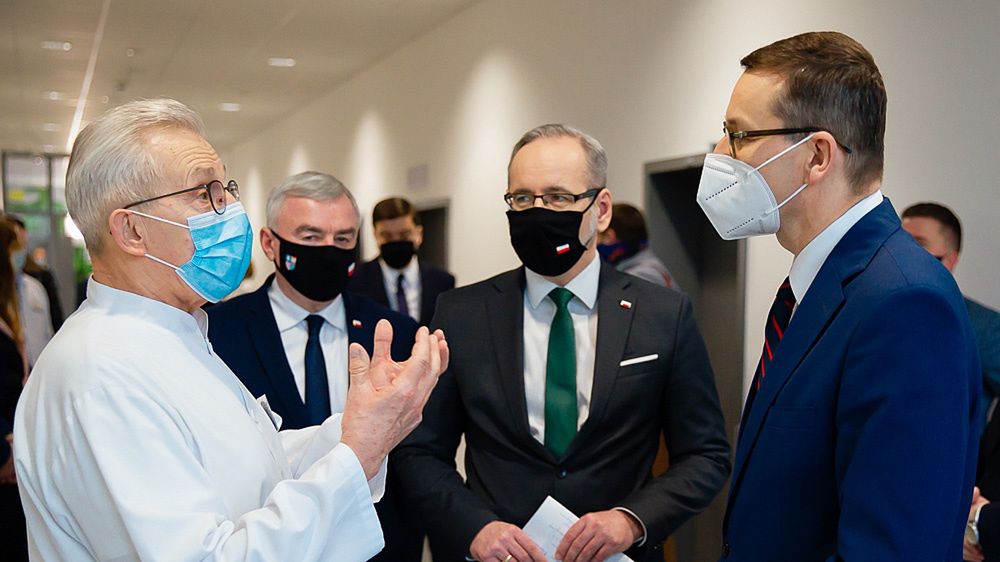 Minister zdrowia Adam Niedzielski i premier Mateusz Morawiecki lada chwila będą decydować o cofaniu obostrzeń