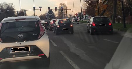 Betoniarka zepsuła się przed skrzyżowaniem. Utrudnienia w ruchu, ogromne korki na ruchliwej ulicy