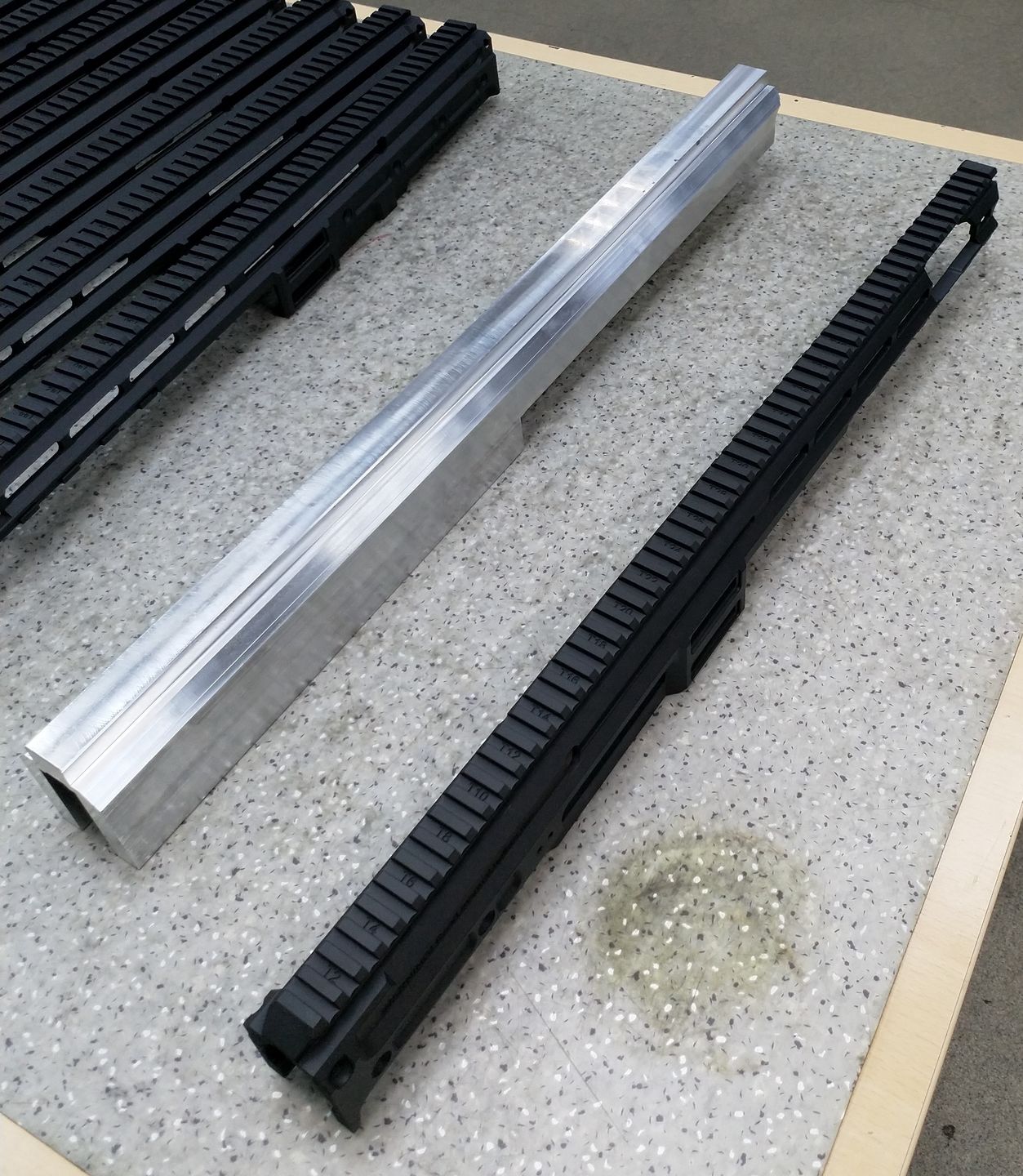 Górna komora zamkowa karabinu MWS-25/38 na początku i końcu etapu produkcji. 