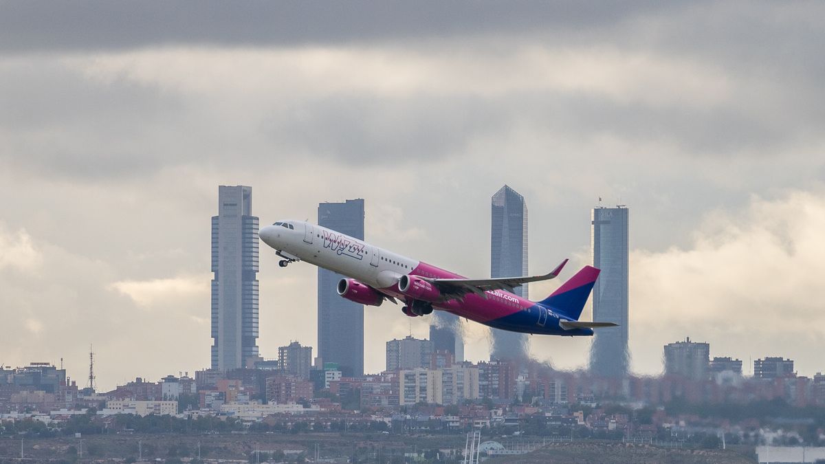 Start samolotu linii Wizz Air z lotniska w Madrycie 