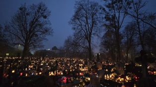 Aleksandrów Kujawski: Cmentarze 2025 po zmroku - magia światła i wspomnień